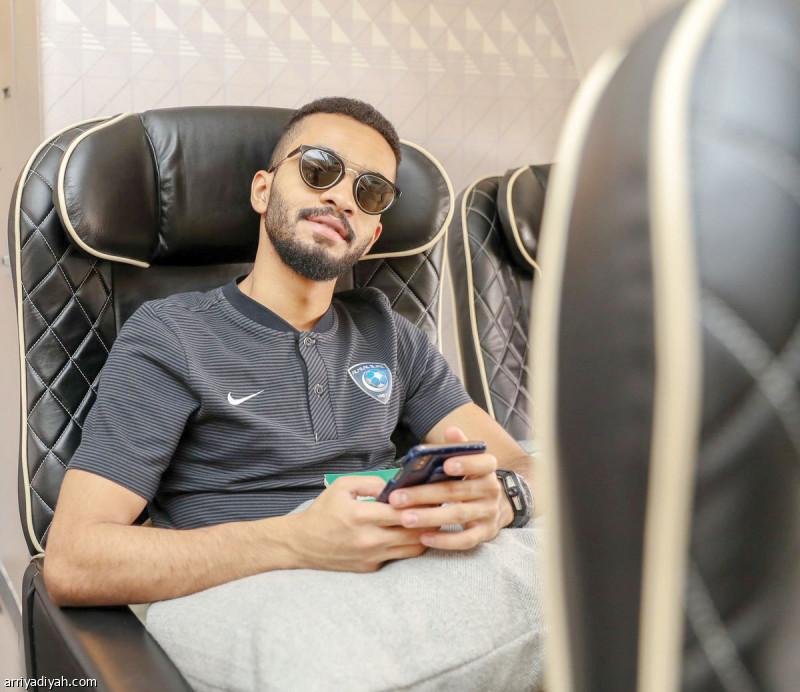 صورة التقطت أمس لمحمد البريك لاعب الهلال في الطائرة أثناء مغادرة الفريق استعداداً لملاقاة الدحيل القطري آسيوياً (المركز الإعلامي ـ الهلال)