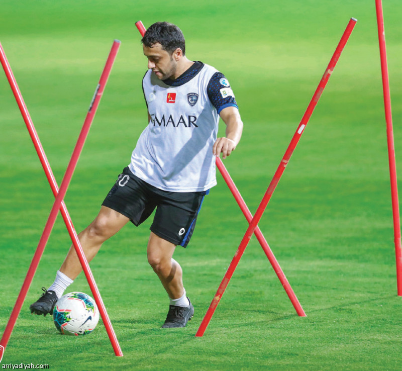 صورة التقطت أمس للبرازيلي ادواردو لاعب فريق الهلال يتدرب بالكرة اثناء الحصة المسائية ويبدو الشلهوب يستعرض بالكرة والفرح ينفذ تمارين لياقية بكرة بلاستيكية ضخمة (المركز الإعلامي ـ الهلال)