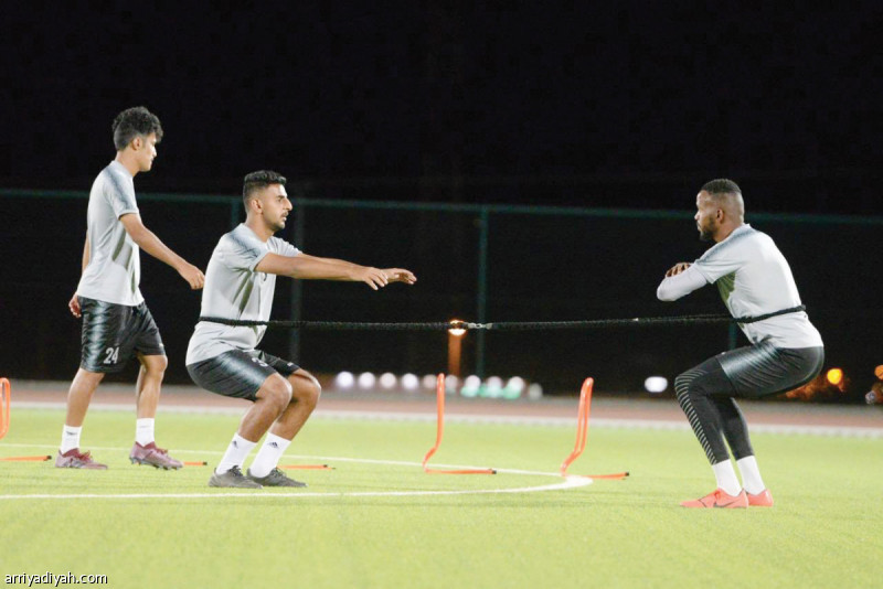 صورة التقطت أمس لبعض لاعبي الطائي أثناء تدريبات اللياقة (المركز الإعلامي ـ الطائي)