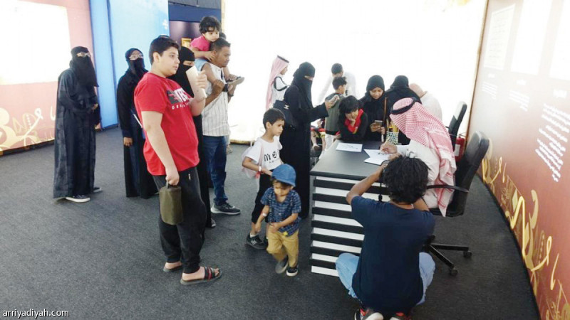 صورة التقطت أمس لزوار يشاركون في فعالية