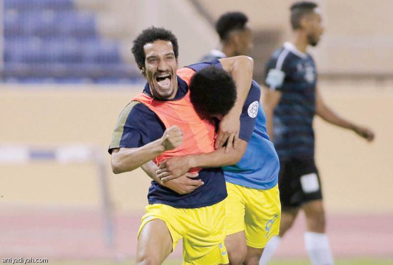 صورة التقطت أمس لأحمد الثنيان لاعب فريق الجيل يعبر عن فرحته بعد الفوز على النهضة مع نافع السميري زميله مسجل الهدف الوحيد في المباراة (المركز الإعلامي ـ دوري الأولى)