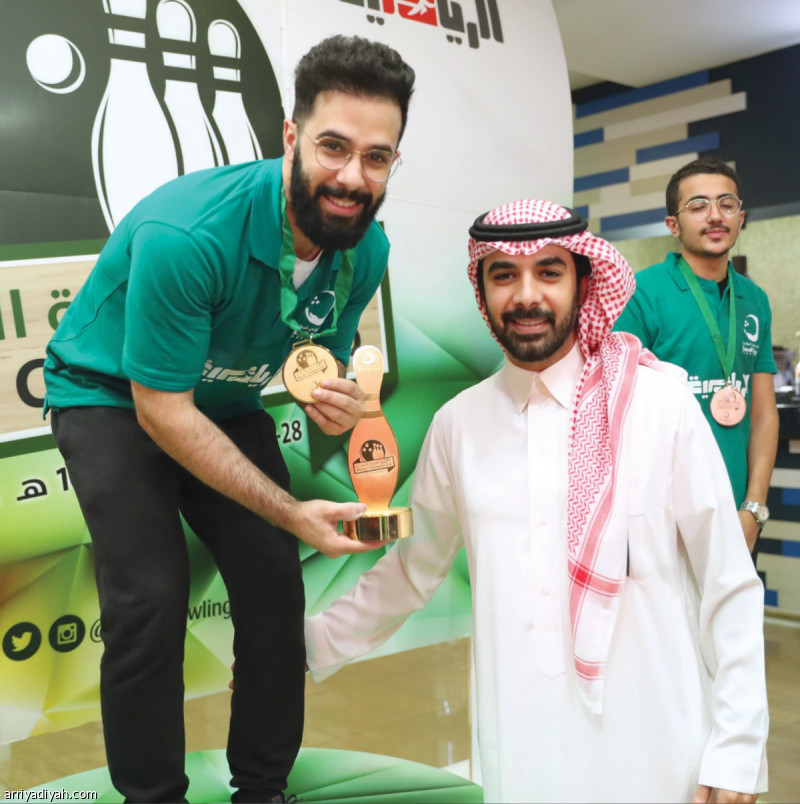 صورة التقطت أمس لبدر آل الشيخ رئيس الاتحاد السعودي للبولينج يتوج حسن آل الشيخ بطل الأساتذة (المركز الإعلامي ـ اتحاد البولينج)