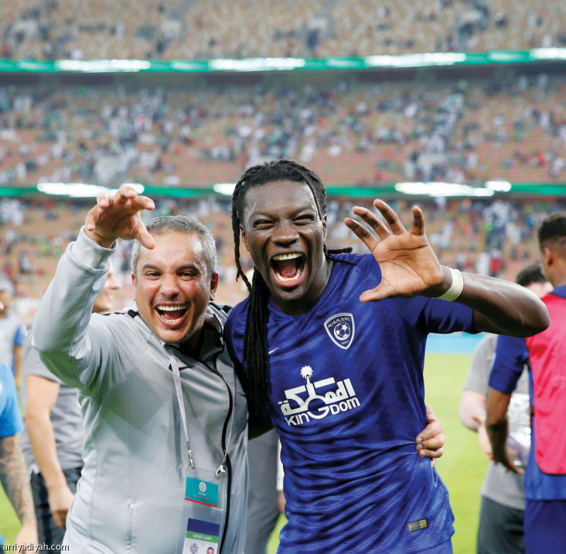 احتفل لاعبو الهلال أمس بتأهلهم لنهائي كأس زايد للأندية العربية في الميدان عقب فوزهم على الأهلي بركلات الترجيح وتفاعلوا مع جماهيرهم قبل أن يغادروا الملعب إلى المطار في طريقهم إلى العين.. وفي الصور التي التقطت أمس كاريلو والدوسري يتعانقان والشهراني وجحفلي يحييان الجماهير وجوميز مع وليد القاسم المنسق الإداري يعبران عن فرحتمها تصوير: علي خمج