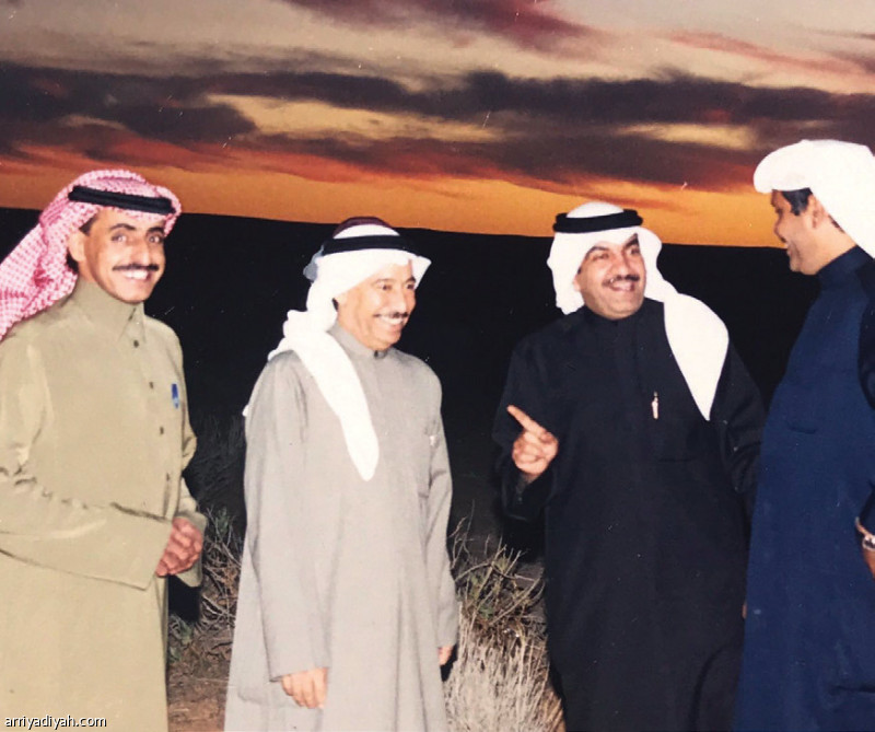صورة التقطت في مطلع التسعينيات الميلادية تجمع سليمان المانع الشاعر السعودي وعبد الكريم عبد القادر الفنان الكويتي ومواطنه خالد البذال الشاعر الغنائي وناصر السبيعي رئيس تحرير “المختلف” في فصل الشتاء في براري الكويت (أرشيفية)