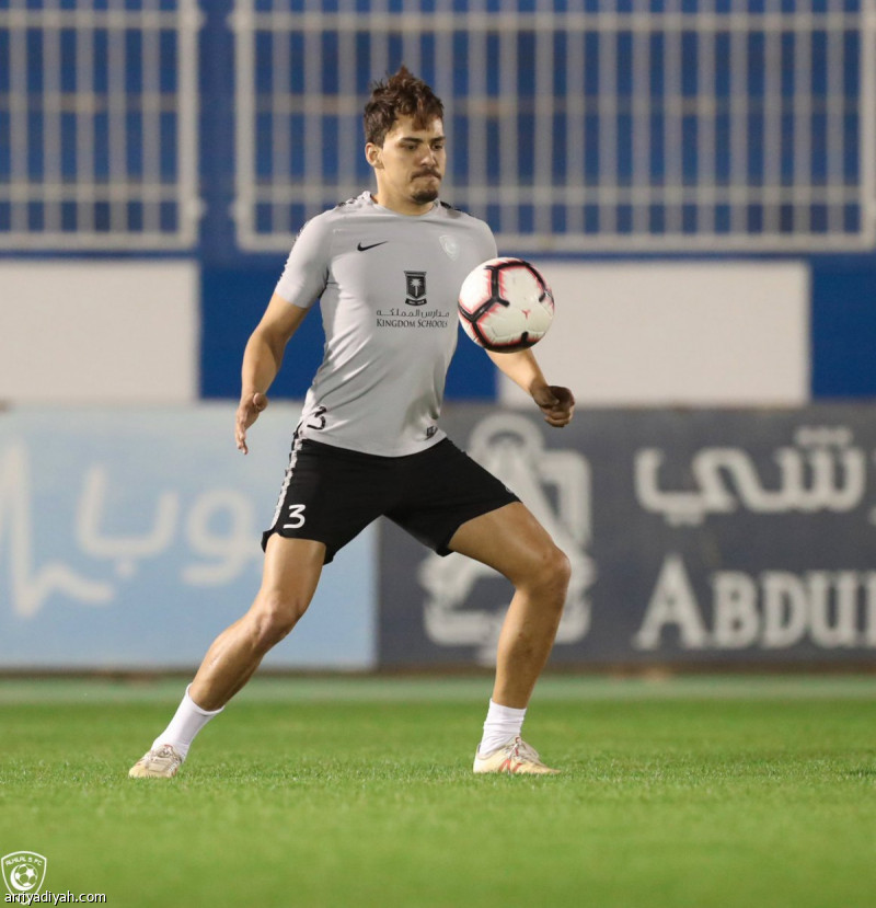 عاد البرازيلي كارلوس إدواردو لاعب الهلال إلى المشاركة في تدريبات فريقه الجمعة، بعد وصوله إلى الرياض بعد خضوعه لبرنامج تأهيلي في صربيا في الأسبوع الماضي.