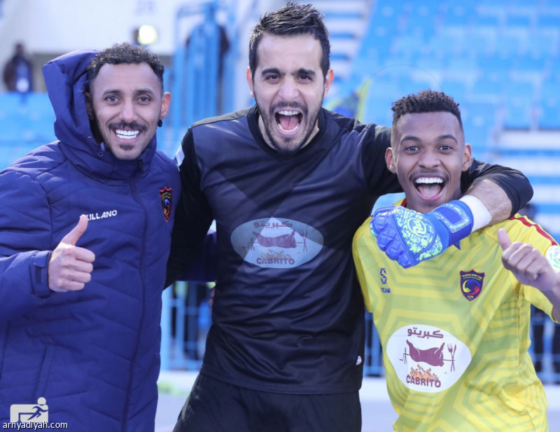 نجح فريق الحزم في تحقيق انتصاره الثاني على التوالي في دوري كأس محمد بن سلمان للمحترفين، بعد تغلبه على الاتفاق بثلاثة أهداف في مقابل هدفين الخميس، مواصلاً صحوته مع مدربه الجديد لويز بعد رحيل سلفه إيسايلا.
