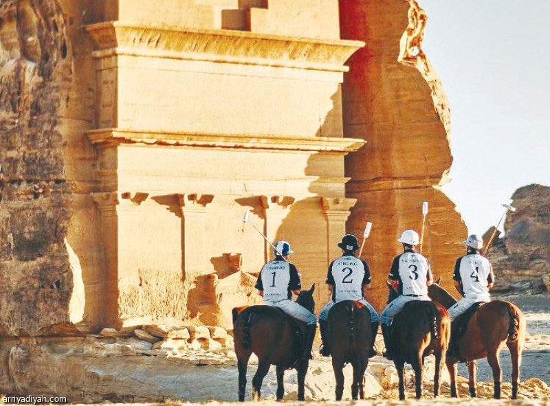 صورة التقطت أمس الأول لرباعي فريق لا دولفينا الأرجنتيني أثناء زيارتهم موقع الحجر في محافظة العلا شمال غربي السعودية قبل انطلاق بطولة بولو الصحراء (واس)