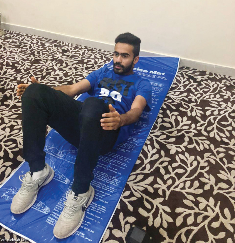 صورة التقطت أمس لعبد العزيز الحرابي يجري تدريبات البطن بمنزله في مدينة حائل(صورة خاصة بالرياضية)