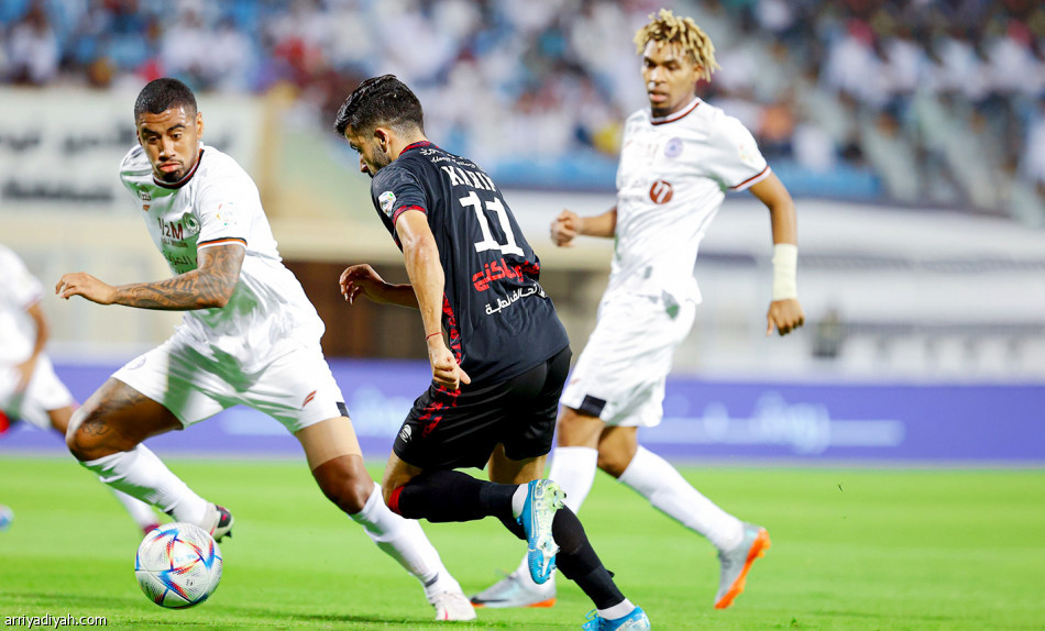 الشباب 
يقتحم نادي الـ 600