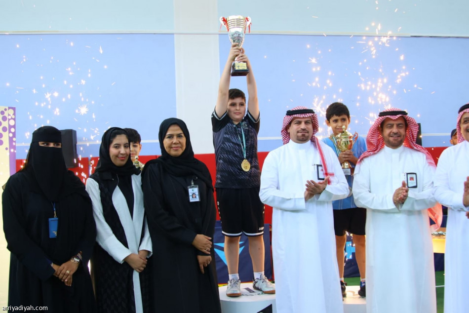 الزارع يتوج 18 طالبا وطالبة في بطولة تعليم الرياض لكرة الطاولة