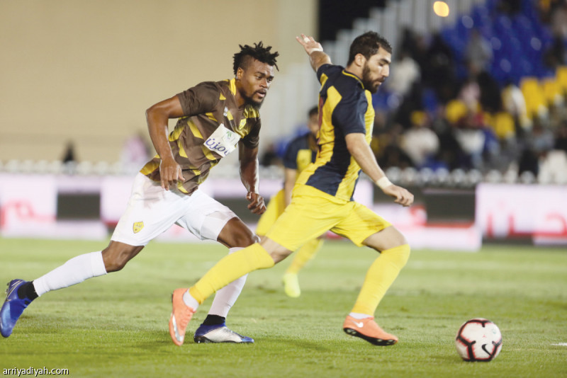 صورة التقطت للغاني كارلوس أوهين لاعب الوحدة يحاول اللحاق بالسوري يوسف قلفا مهاجم الحزم تصوير: عبد الله الفالح