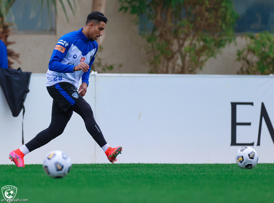 الإصابة تبعد المعيوف عن الهلال