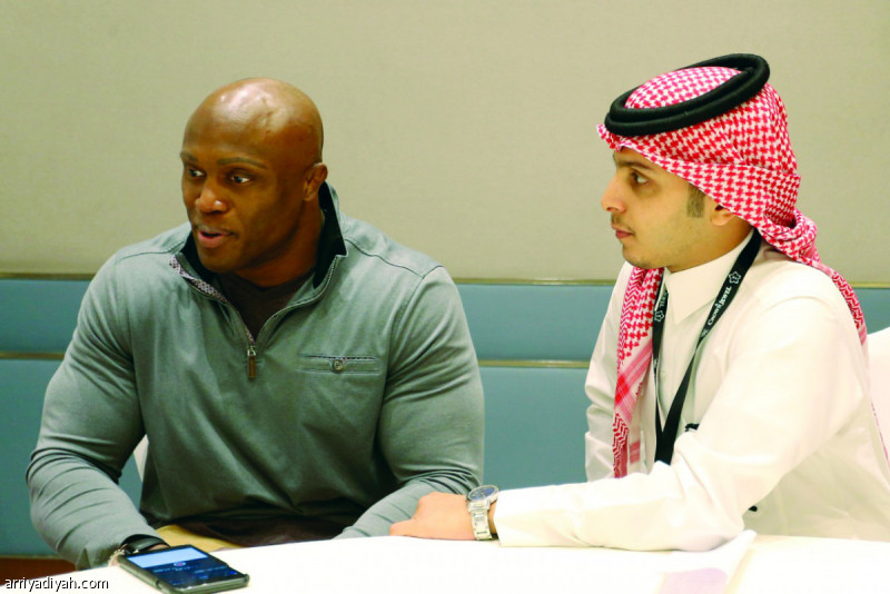 صورة التقطت أمس للاشلي في حديث مع الزميل سلطان العتيبي (الرياضية)