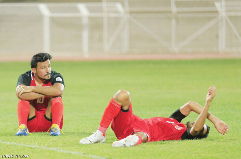 صورة التقطت أمس من حسرة لاعبي القيصومة بعد العودة إلى الثانية بعد عام واحد قضاه الفريق في الأولى (المركز الإعلامي ـ دوري الأمير محمد بن سلمان)