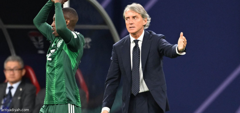 الإيطالي روبرتو مانشيني مدرب المنتخب السعودي الأول لكرة القدم،خلال مواجهة عمان في كأس آسيا، الثلاثاء. (تصوير: بشير صالح)