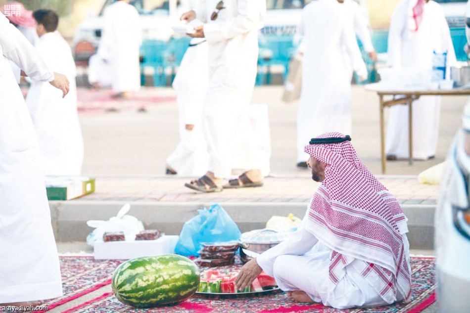 الحي 
يتمسك بالإفطار الجماعي