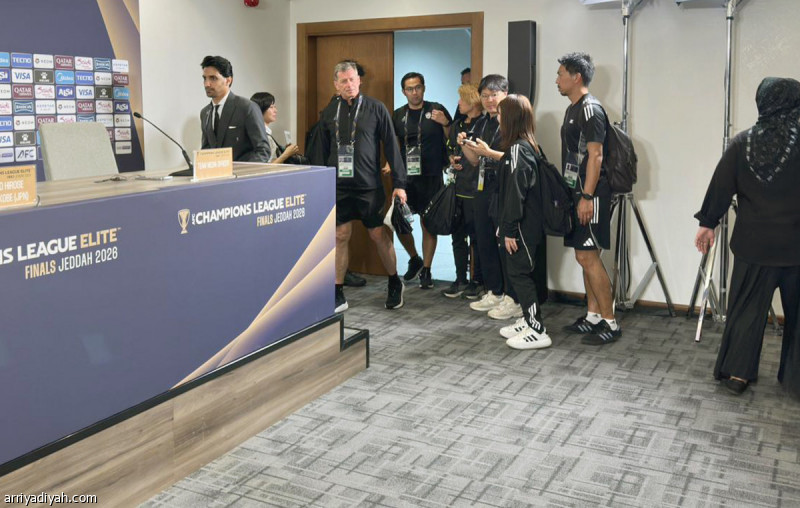 الإعلاميون اليابانيون في القمة بـ32