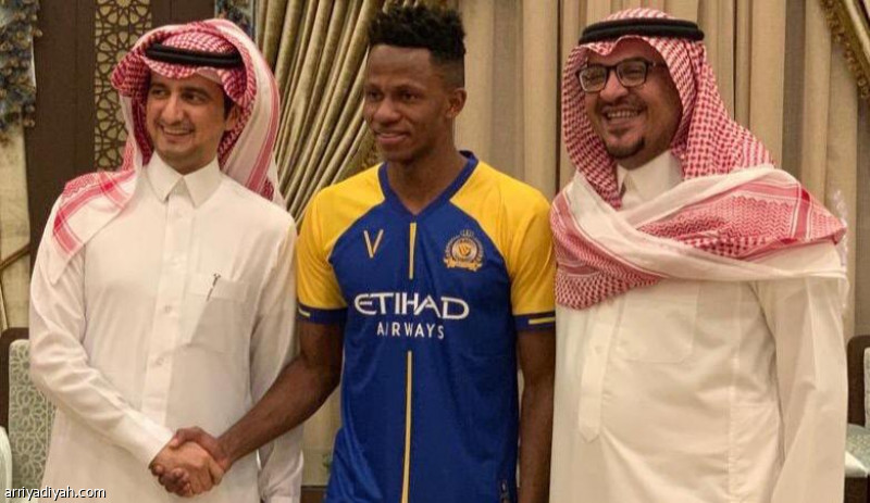 آدم يرتدي قميص «الاستثنائي» 5 أعوام