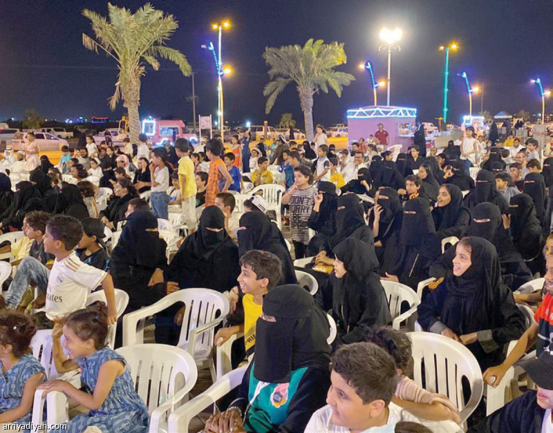 صورة التقطت أعداد كبيرة من الزوار خلال متابعة أحداث المهرجان (واس)