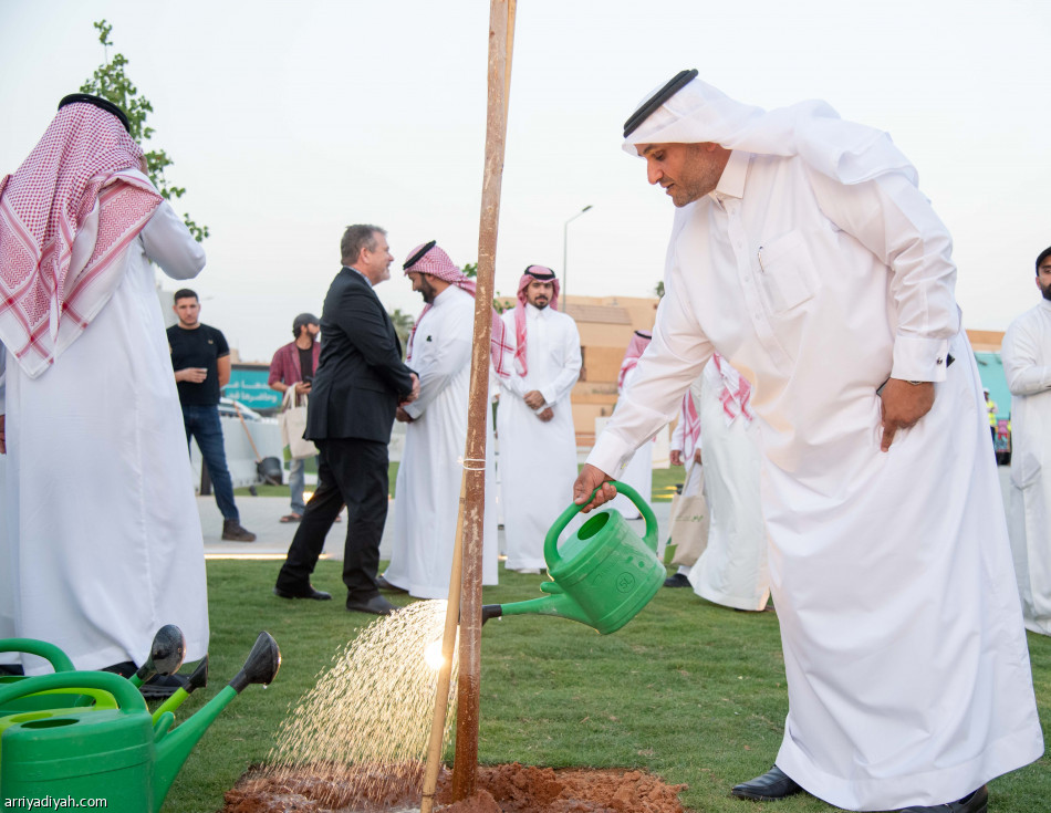 «الرياض الخضراء» يواصل تشجير الأحياء السكنية