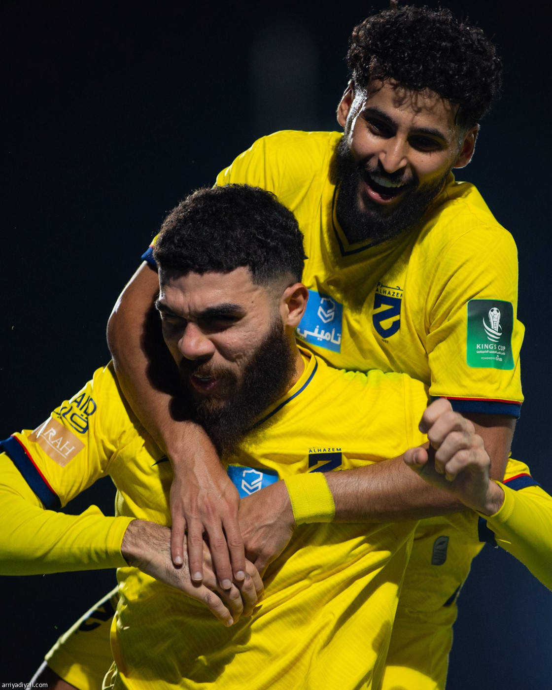 الحزم يعبر