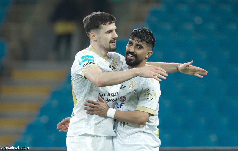 جانب من صراع الكرة بين لاعبي النجمة والتعاون