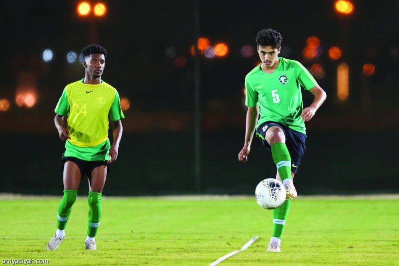 صورة التقطت الثلاثاء الماضي للاعبَين من المنتخب أثناء التدرب بالكرة