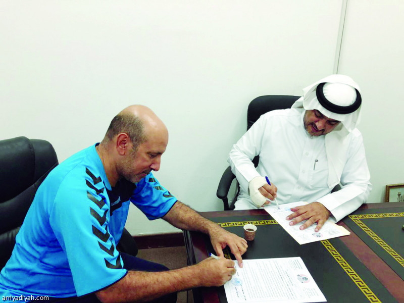 صورة التقطت أمس لأنس الطويلب وحسن آل هلال أثناء توقيع العقد (المركز الإعلامي ـ المحيط)