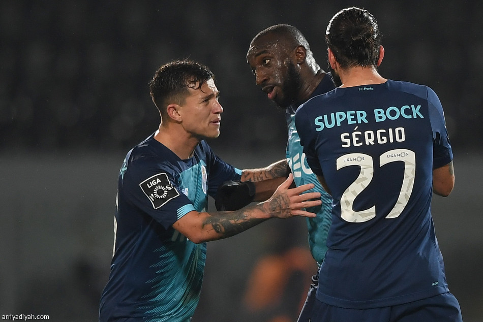 بورتو يضيق الخناق على بنفيكا بثنائية جيماريش