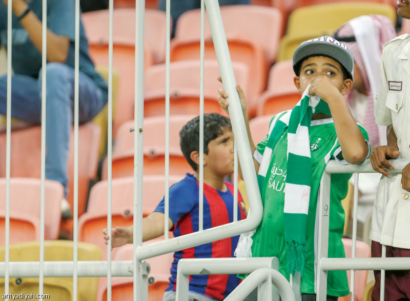 شكلت الهزيمة التي تعرض لها الأهلي أمس من الهلال وخروجه من كأس زايد للأندية صدمة عنيفة لجماهيره التي كانت تعول عليه مواصلة المشوار حتى الفوز باللقب العربي وظل بعضهم جالساً في مكانه حتى بعد نهاية المباراة لفترة طويلة من الهزيمة..