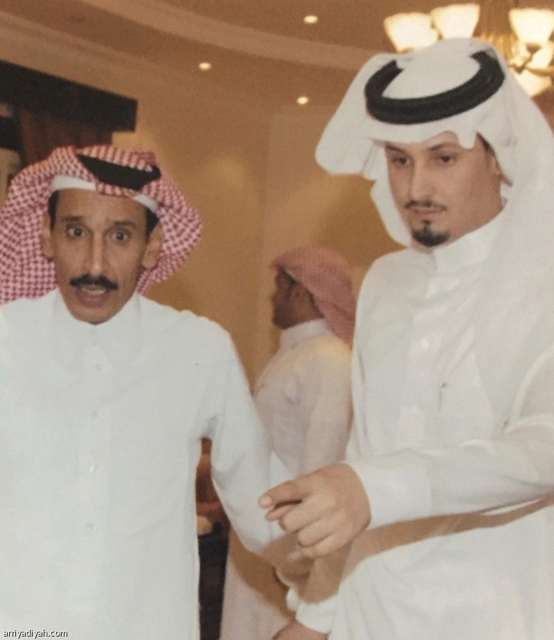 صورة التقطت قبل أكثر من 15 عامًا وتجمعني مع مساعد الرشيدي، الشاعر السعودي الراحل، وقد أسعدتني كثيرًا إشادته بتجربتي الشعرية، ولا أنسى أنه عدّني من أفضل الشعراء الذين يكتبون القصيدة الشعبية في السعودية، وأنه سيكون لي شأن في عالم الشعر، قبل أن أسجل حضوري من خلال “شاعر المليون” في نسخته قبل الأخيرة، التي لقيت إعجاب المهتمين. عكاش العتيبي شاعر سعودي