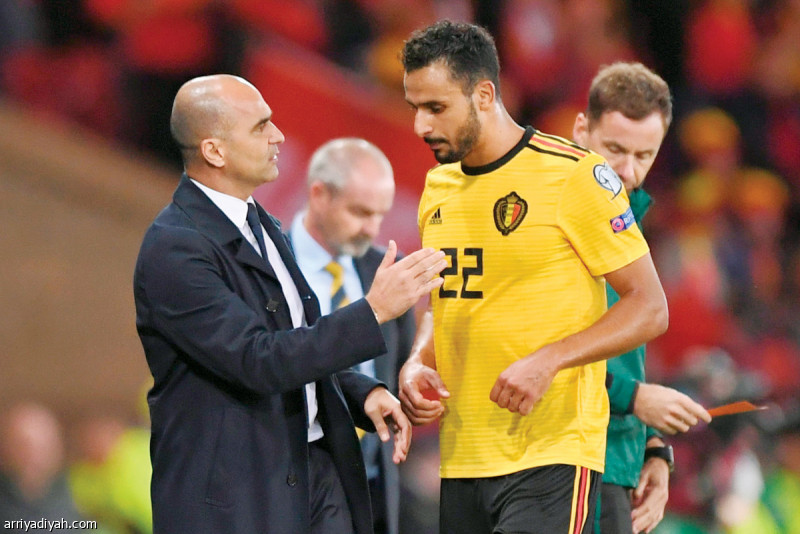 صورة التقطت أمس الأول لروبرتو مارتينيز مدرب المنتخب البلجيكي يتحدث إلى ناصر الشاذلي أثناء مباراة التصفيات الأوروبية أمام نظيره الإسكتلندي (الفرنسية)