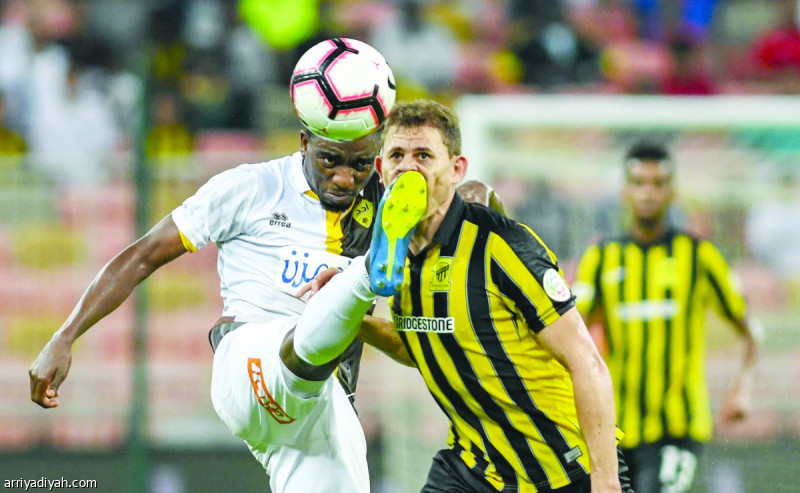 صورة التقطت أمس من كرة مشتركة بين جوناس لاعب الاتحاد وأحد لاعبي أحد تصوير: علي خمج