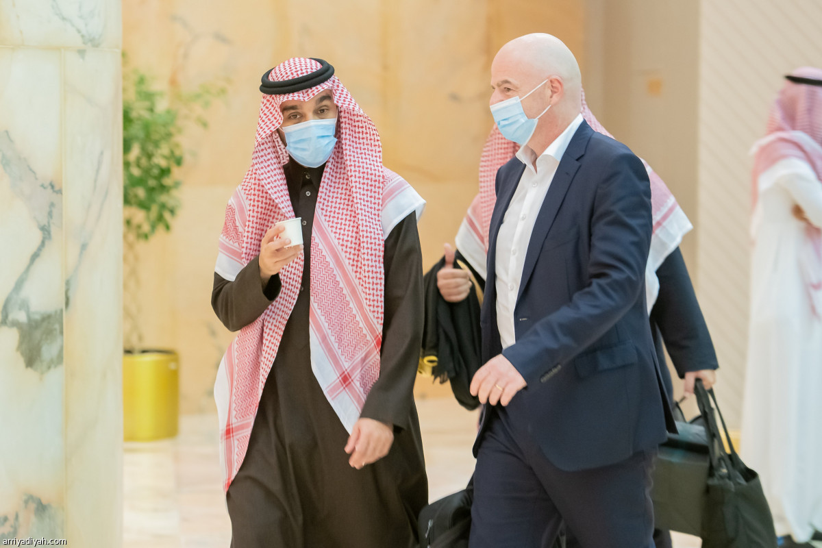 رئيس «فيفا» في الرياض
