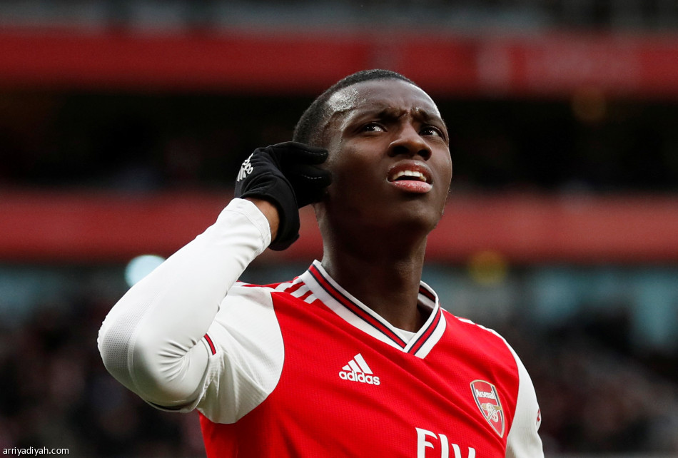 أوباميانج يقود أرسنال إلى فوز مثير على إيفرتون