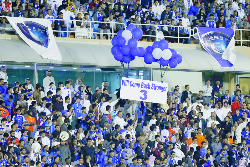 الرئيس يكرم خربين.. واللاعبون يهدون توقيعاتهم للجماهير