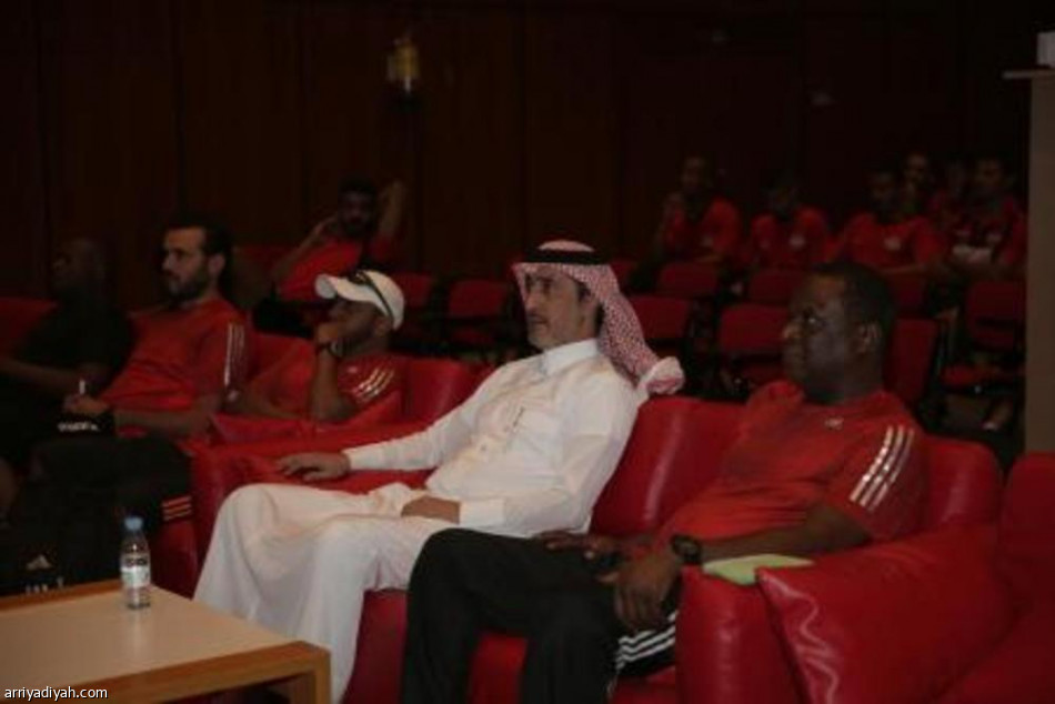 عواجي يحاضر في نادي الرياض