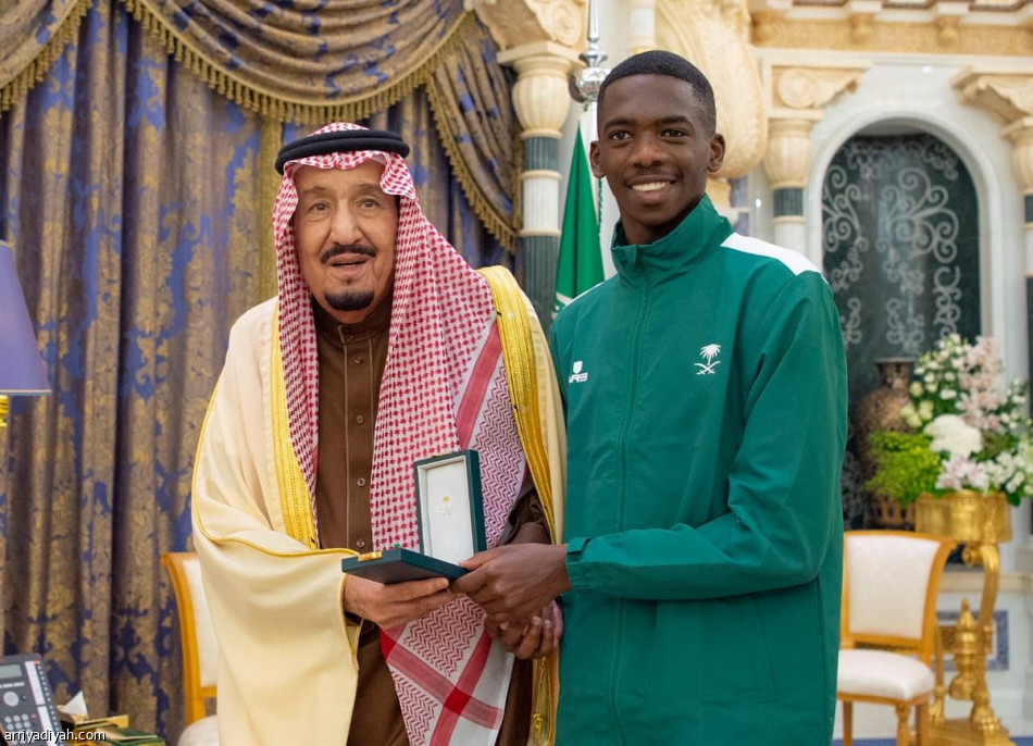 خادم  الحرمين يستقبل أبطال أولمبياد الشباب