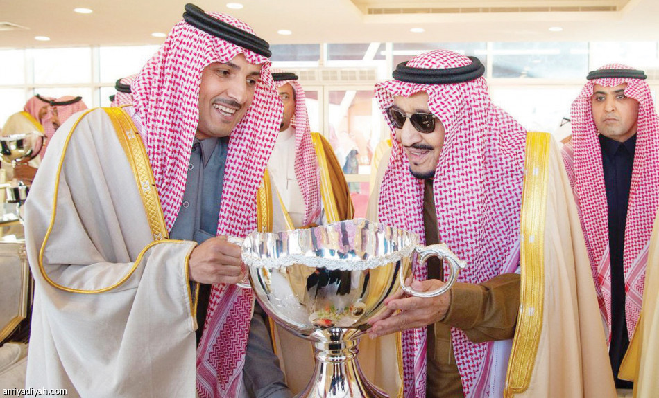 الملك 
يكرم أبطال مهرجان المؤسس