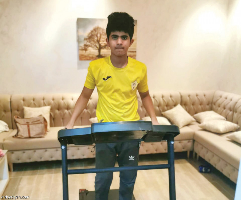 صورة التقطت أمس ليوسف المرواني لاعب فريق أحد للناشئين أثناء تدريباته المنزلية (صورة خاصة بالرياضية)
