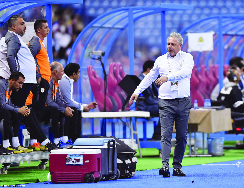 انفعال الروماني سوماديكا مدرب فريق الشباب الأول لكرة القدم على بعض القرارات
