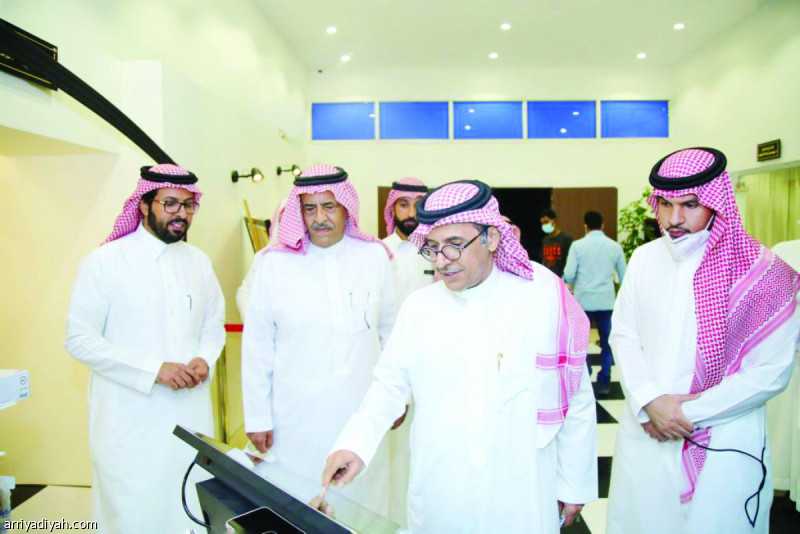 صورة التقطت أمس الأول لعبد الإله السناني خلال زيارته المعرض (صورة خاصة بالرياضية)