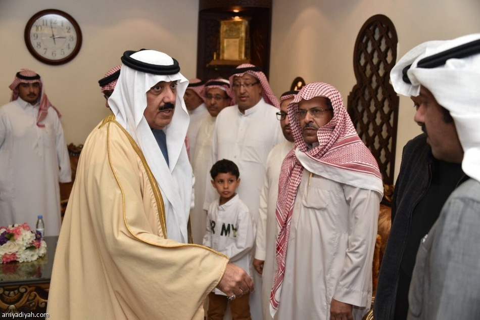متعب بن عبدالله يتقدم المصلين على مساعد الرشيدي