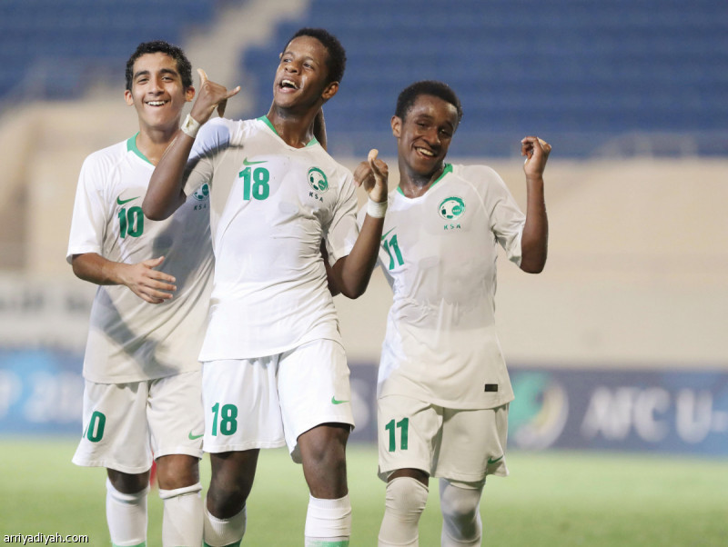 صورة التقطت أمس لمهند براح لاعب المنتخب السعودي لكرة القدم تحت 16 عامًا يحتفل بالهدف الثالث للأخضر في الشباك السورية متوسطًا خالد مجرشي وصهيب الزيد تصوير: عيسى الدبيسي