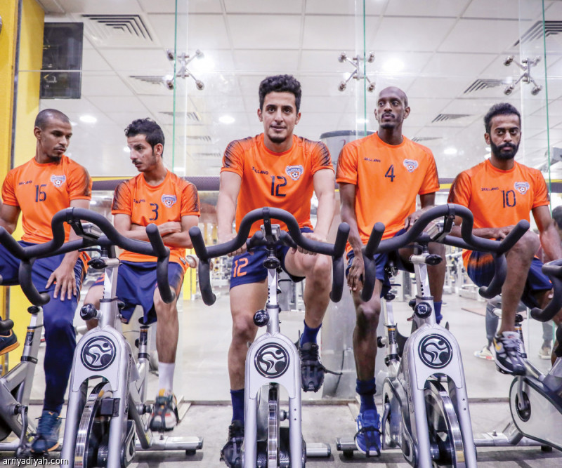 صورة التقطت أمس للاعبي فريق الفيحاء أثناء أدائهم التدريبات على الدراجات الهوائية (المركز الإعلامي ـ الفيحاء)