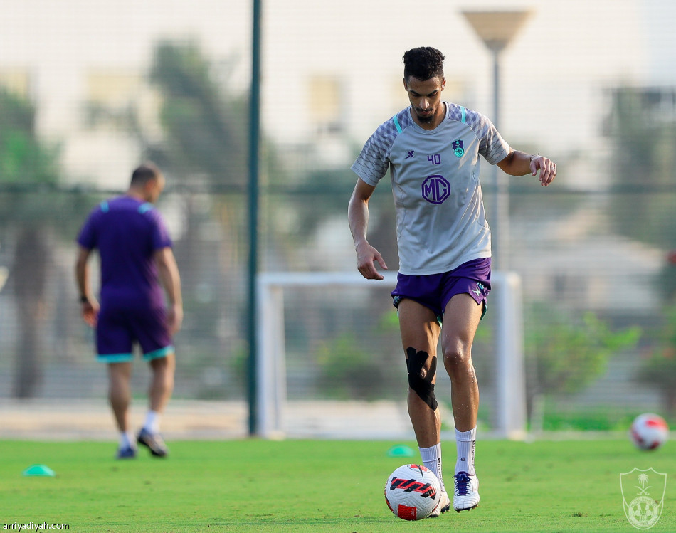 العويس يعود.. والأهلي يتدرب فترتين