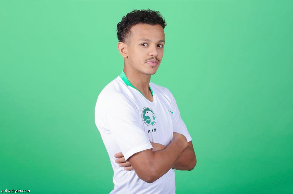 الشهري 
يتمسك بـ 14 لاعبا