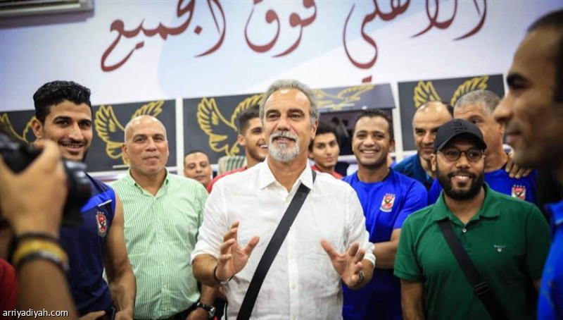 الأهلي المصري يكرم مارتن لاسارتي بعد إقالته من تدريب الفريق
