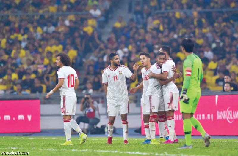صورة التقطت أمس للاعبي المنتخب الإماراتي يهنئون علي مبخوت زميلهم بتسجيله الهدف الثاني في مرمى ماليزيا.. ويبدو عمر عبد الرحمن