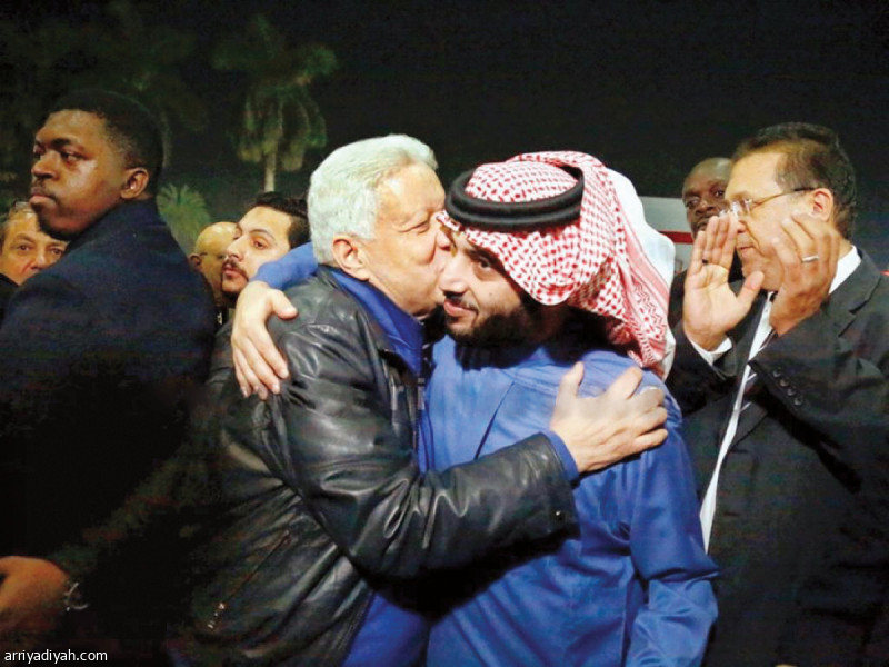 صور التقطت لتركي آل الشيخ رئيس الاتحاد العربي لكرة القدم ومالك نادي بيراميدز خلال زيارته لنادي الزمالك وسط استقبال حاشد من الجماهير وفي مقدمتهم مرتضى منصور رئيس النادي (الرياضية)